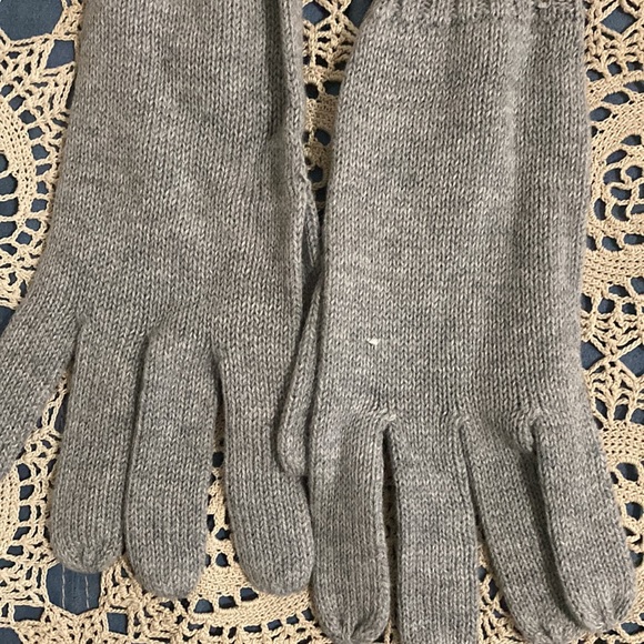IMAN Embellished Gloves - Picture 3 of 6